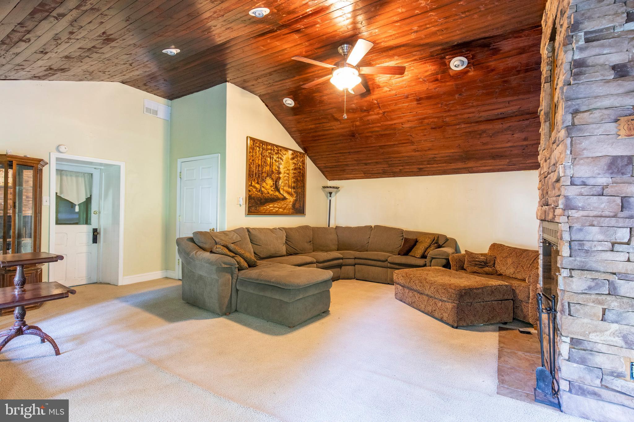 295 Hopewell Road Elverson, PA 19520 - Photo 18 of 28 Family/Great Room