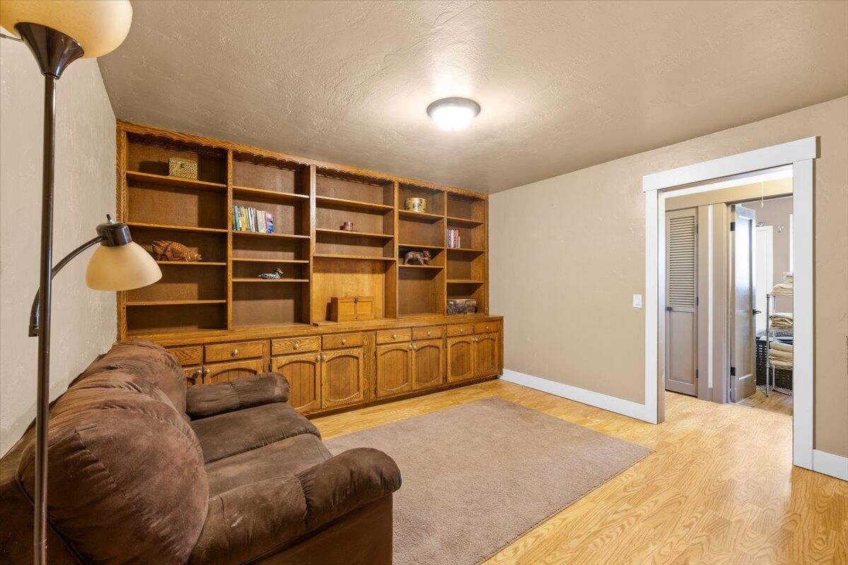 1360 Oxyoke Road Grants Pass, OR 97526 - Photo 24 of 39 a living room with furniture