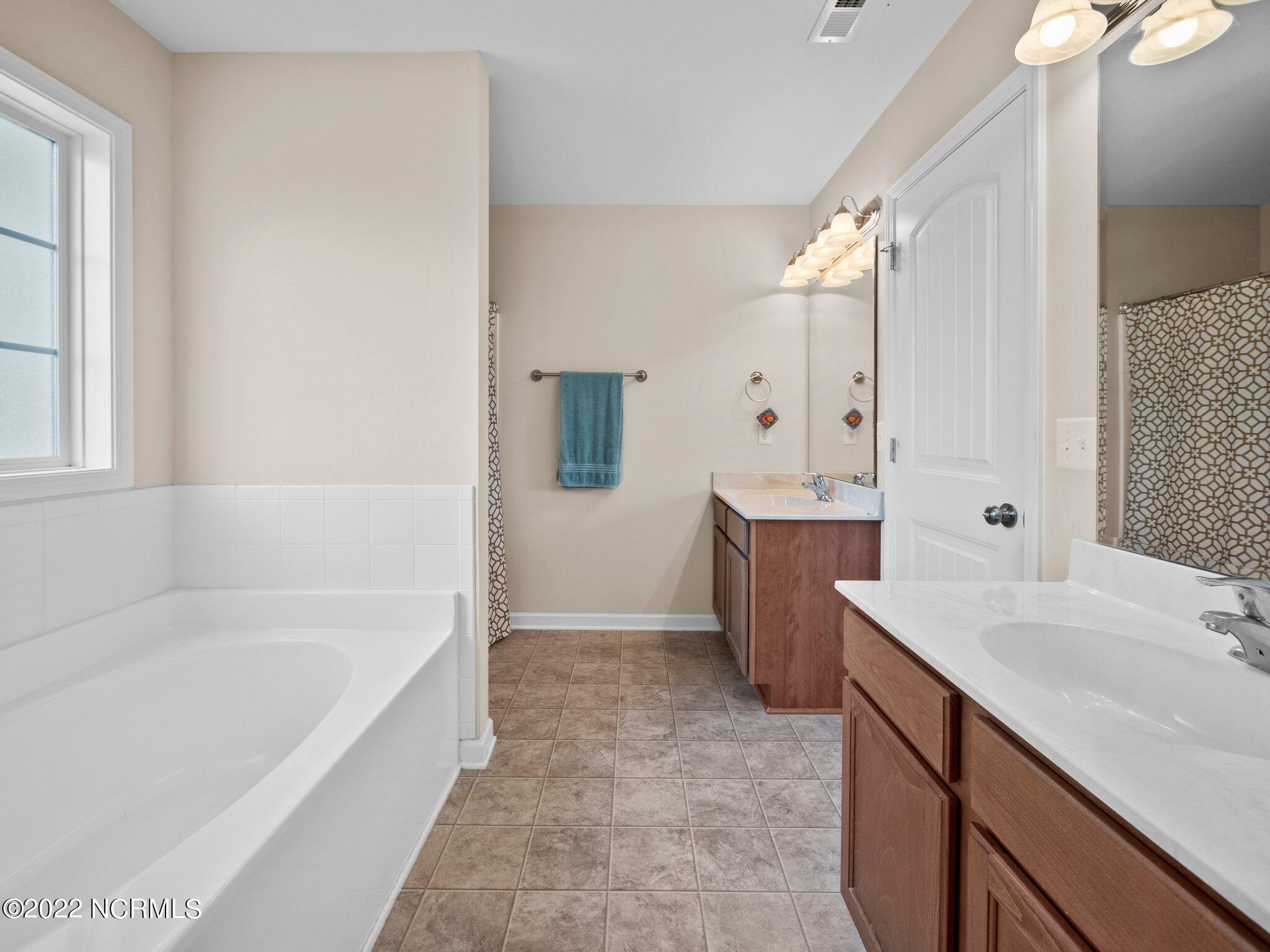 137 Roughleaf Trail Hampstead, NC 28443 - Photo 19 of 40 Master Bathroom