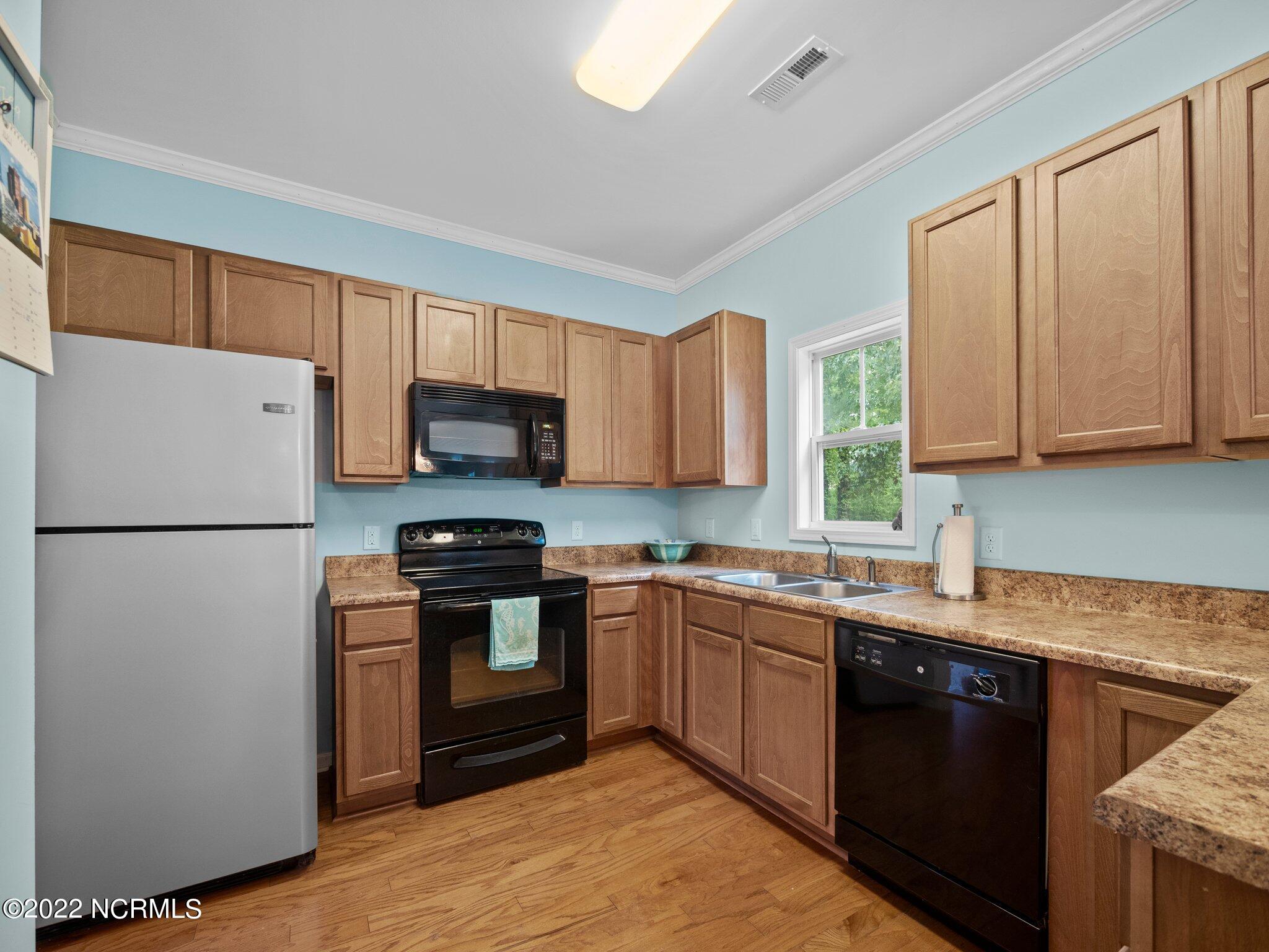 137 Roughleaf Trail Hampstead, NC 28443 - Photo 7 of 40 Kitchen