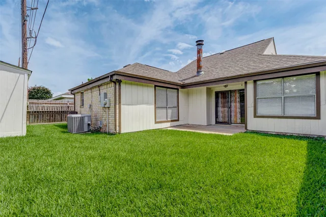 a view of a house with yard and front view