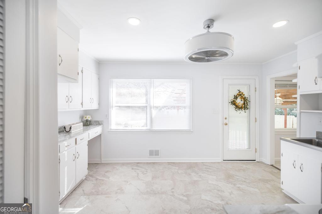 433 Pinecrest Road Macon, GA 31204 - Photo 18 of 38 an empty room with windows and cabinet
