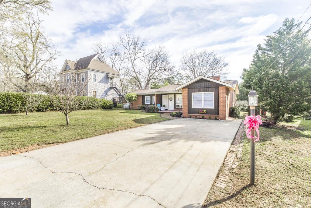 433 Pinecrest Road Macon, GA 31204 - Photo 3 of 38 a front view of a house with a yard and trees
