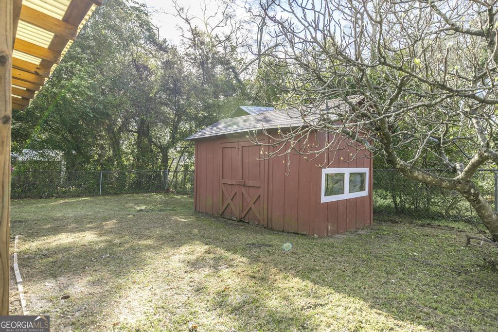 433 Pinecrest Road Macon, GA 31204 - Photo 36 of 38 a backyard of a house with lots of green space