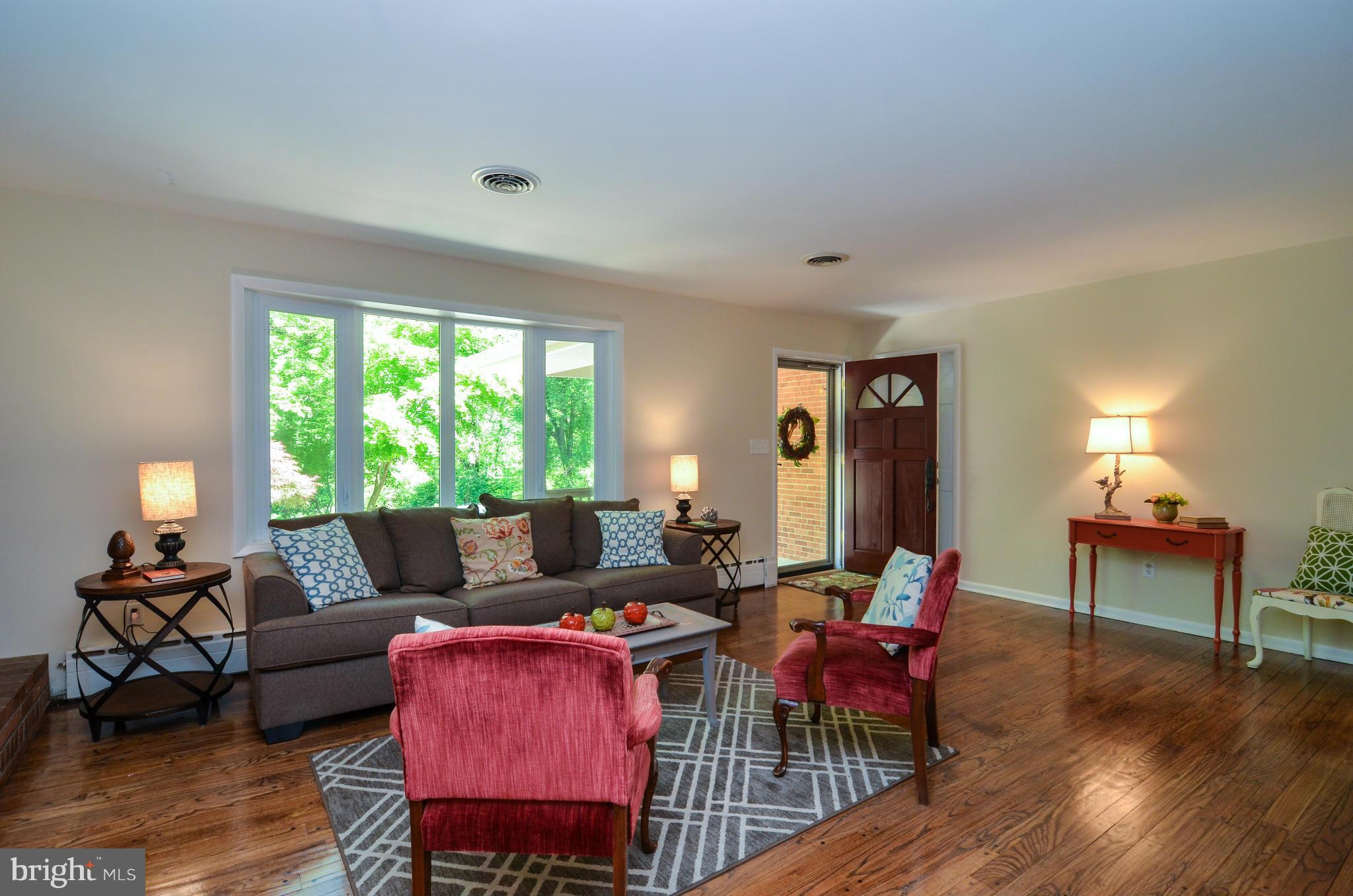 45 Bryants Nursery Road Silver Spring, MD 20905 - Photo 6 of 30 Living Room