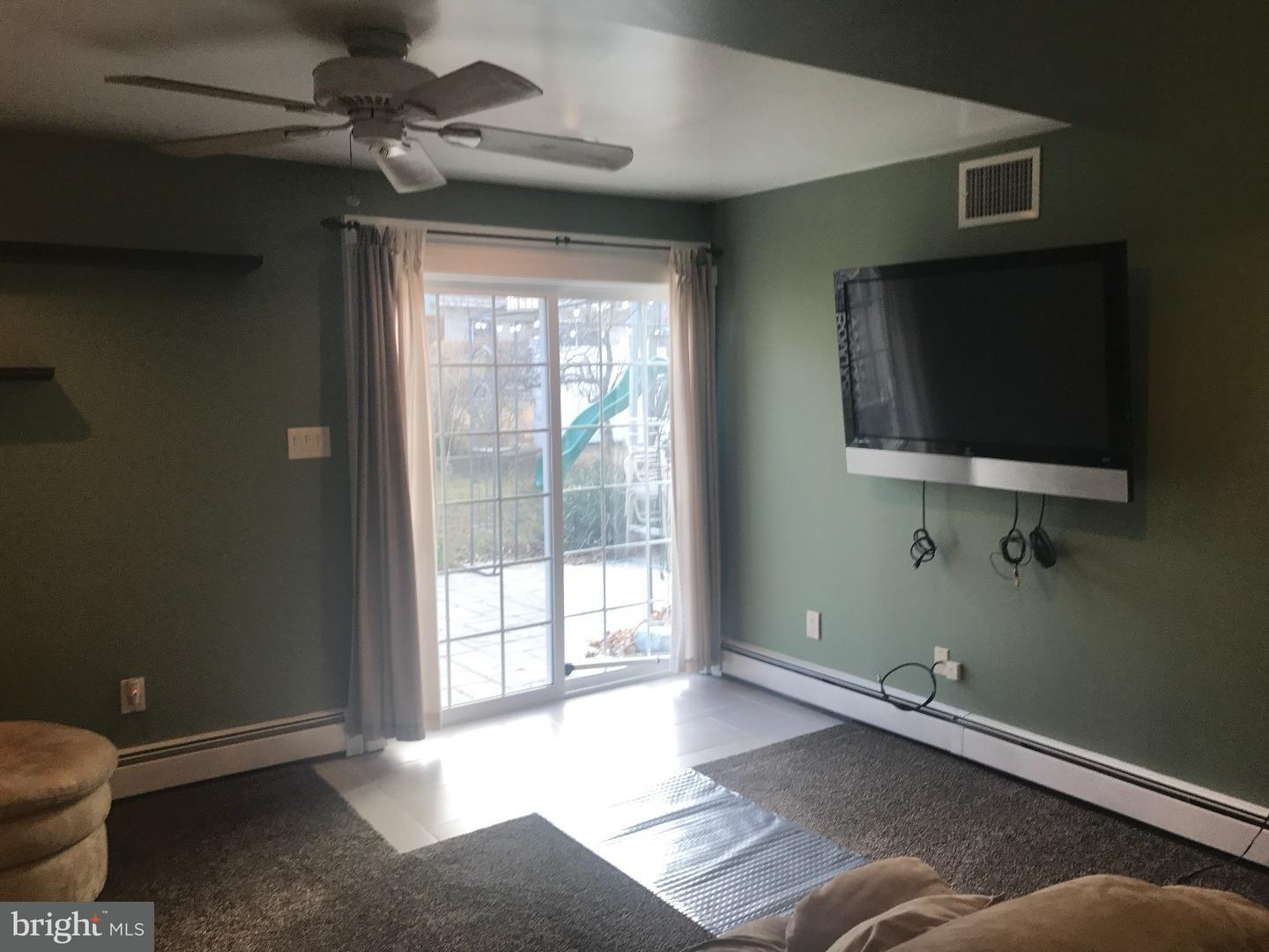 9333 Andover Road Philadelphia, PA 19114 - Photo 15 of 17 Family Room