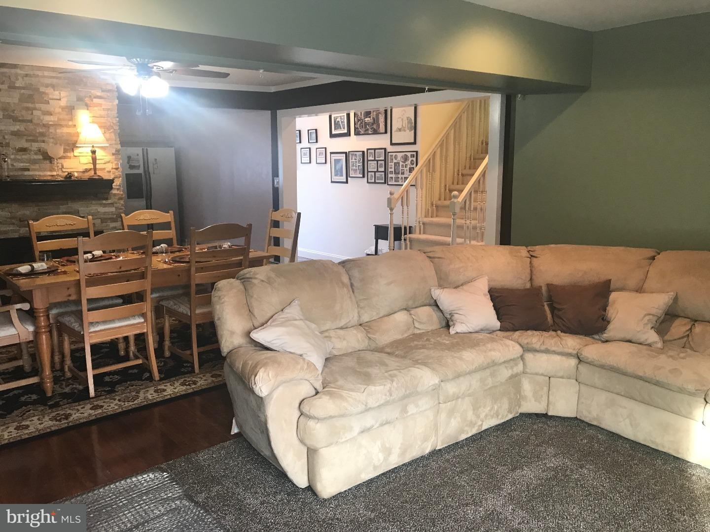 9333 Andover Road Philadelphia, PA 19114 - Photo 7 of 17 Living Room