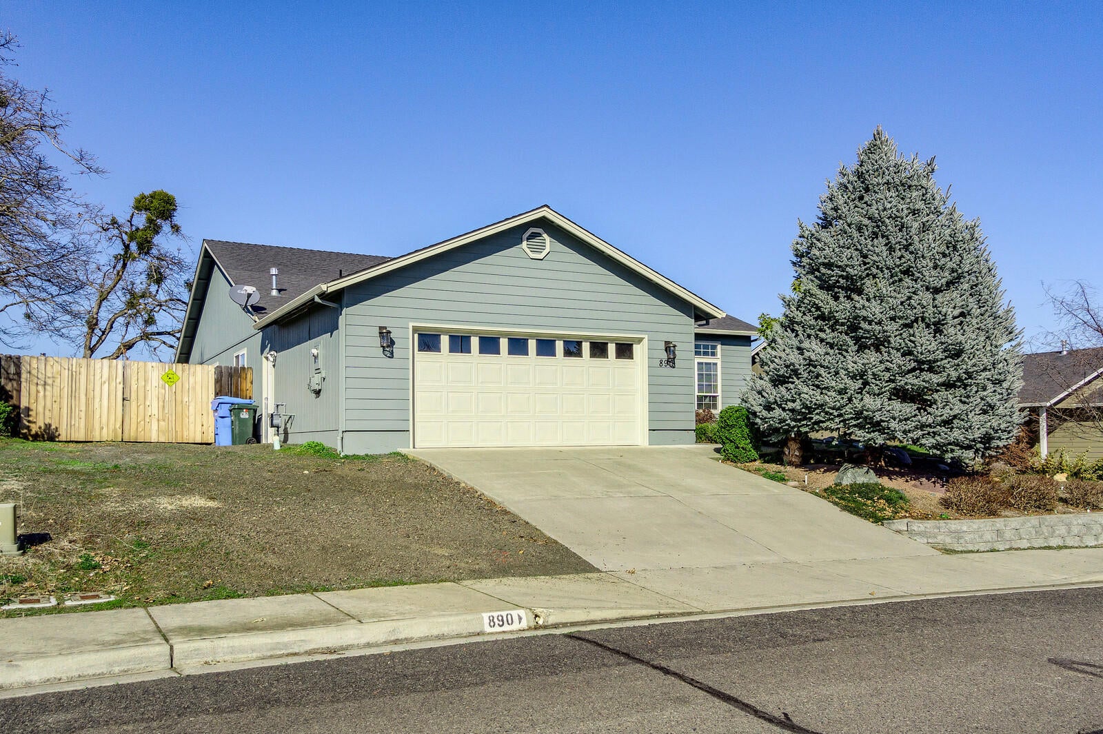 890 Ridgeview Drive Eagle Point, OR 97524 - Photo 1 of 35 02_RD_2_mls