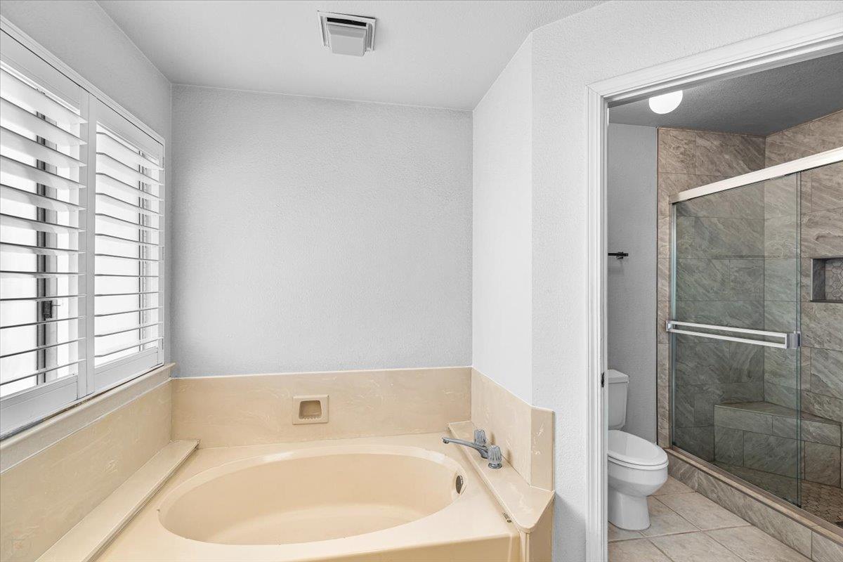 3005 Willetts Way Ceres, CA 95307 - Photo 18 of 29 a bathroom with a bathtub and a sink