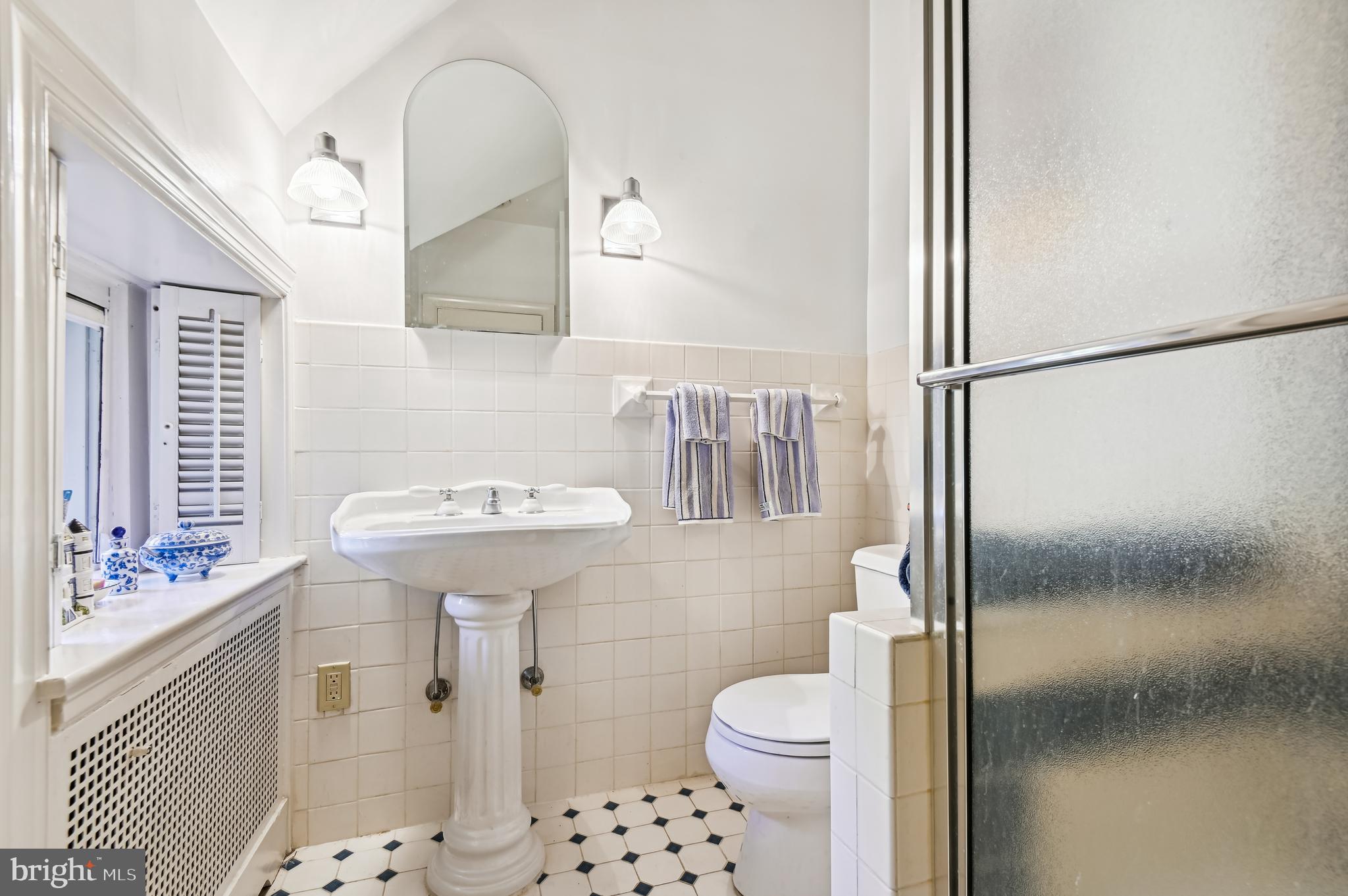 5110 Springlake Way Baltimore, MD 21212 - Photo 29 of 49 Hall bathroom