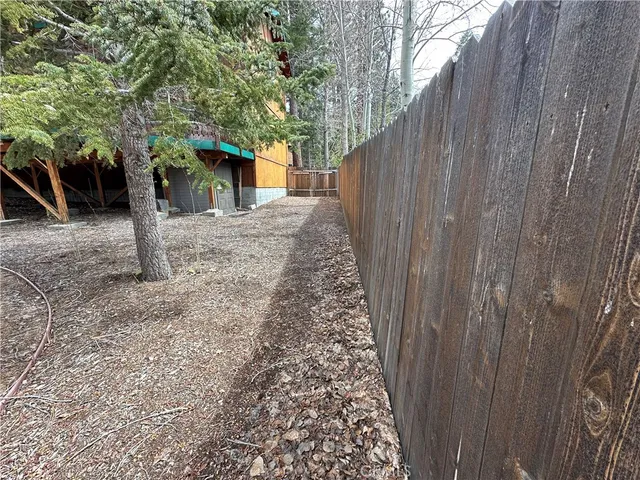 a view of a back yard