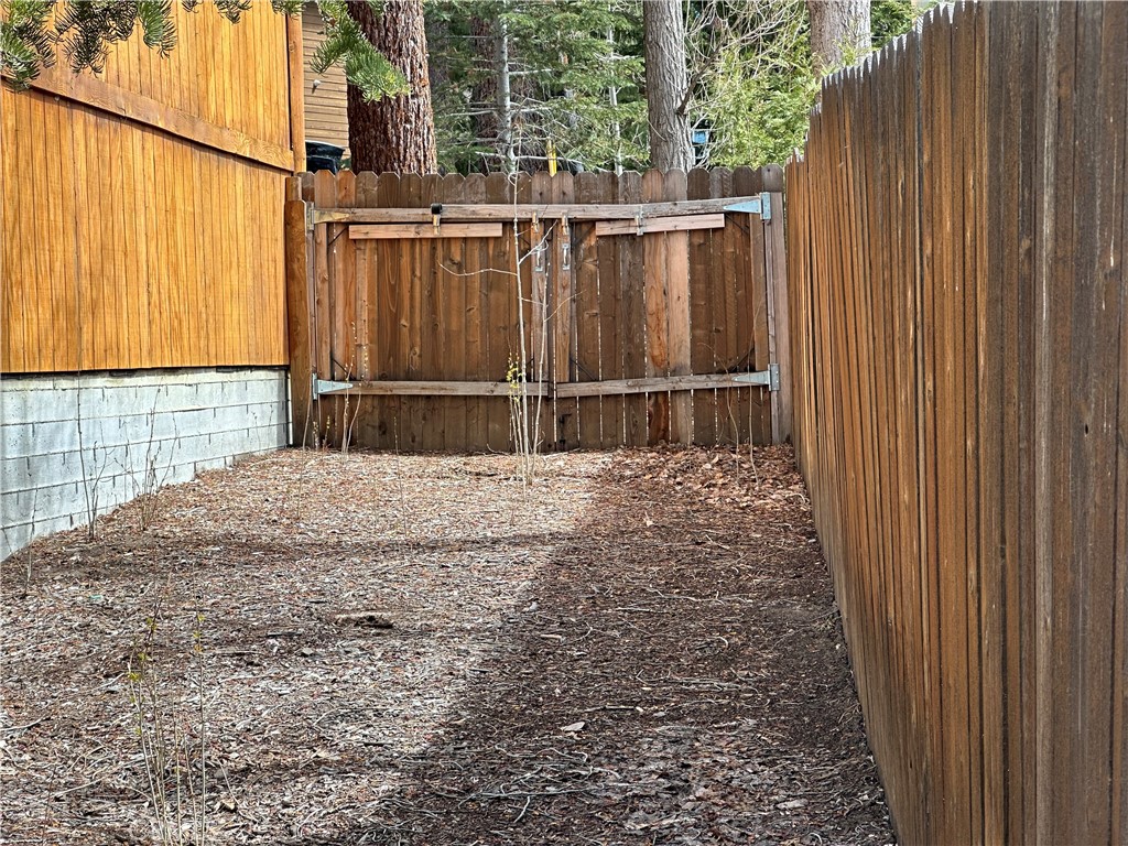 43632 Shasta Road Big Bear Lake, CA 92315 - Photo 29 of 30 a view of balcony with wooden fence