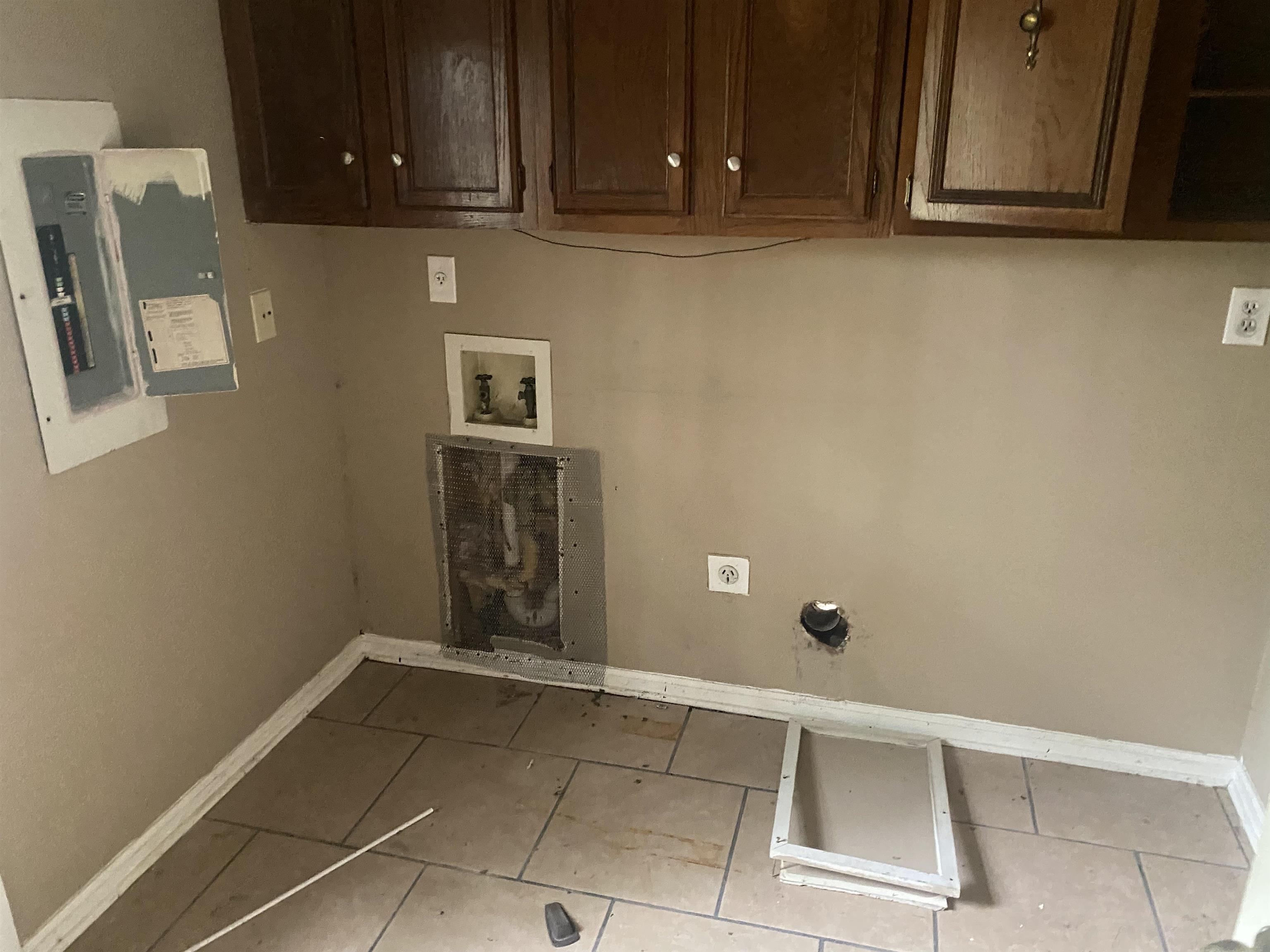 3051 Knight Road Memphis, TN 38118 - Photo 8 of 18 a view of utility room