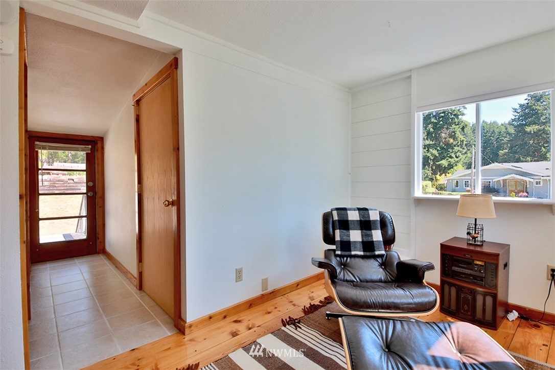 5837 Mutiny Bay Road Freeland, WA 98249 - Photo 24 of 40 a living room with furniture