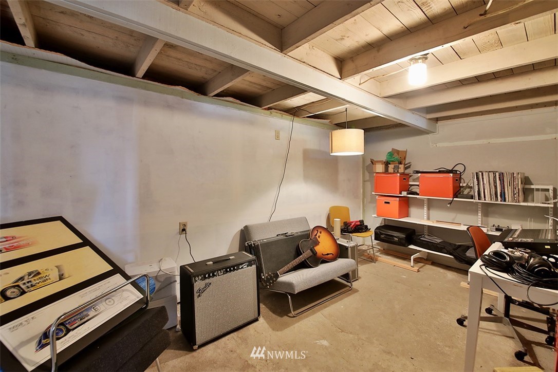 5837 Mutiny Bay Road Freeland, WA 98249 - Photo 31 of 40 a room with furniture