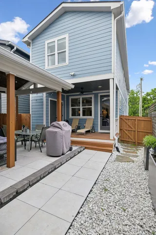 a view of backyard of the house