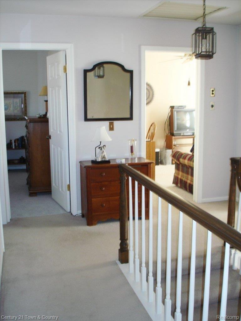 1170 Greenleaf Drive Rochester, MI 48309 - Photo 18 of 21 2nd Floor Hall