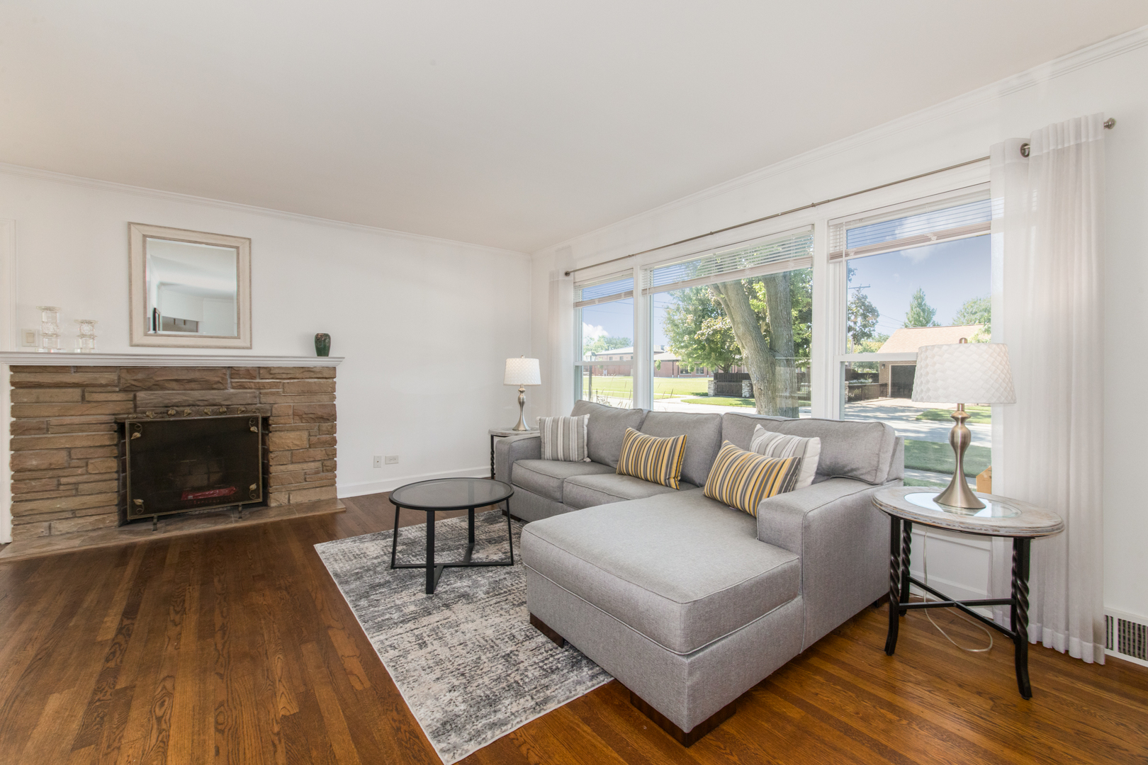 2020 Cherry Street Park Ridge, IL 60068 - Photo 3 of 23 a living room with furniture and a fireplace