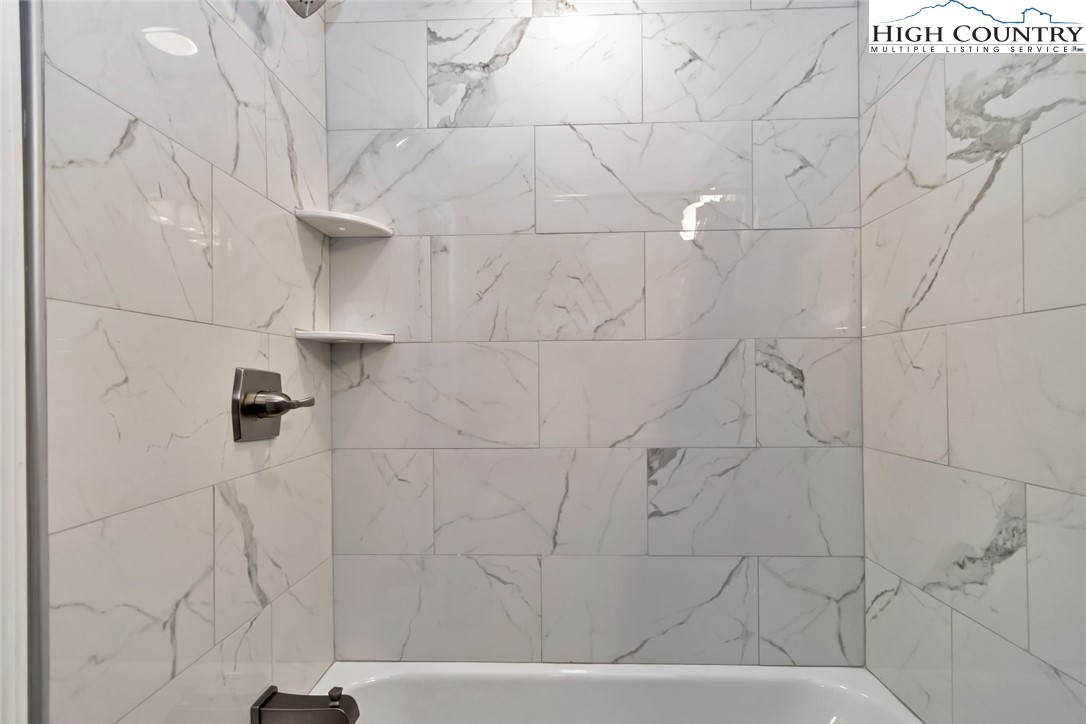 119 Overbrook Trail Beech Mountain, NC 28604 - Photo 18 of 27 a bathroom with a bathtub