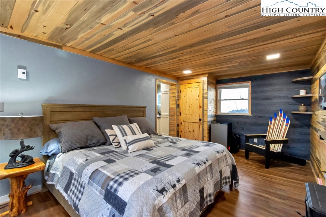 119 Overbrook Trail Beech Mountain, NC 28604 - Photo 21 of 27 a large bed sitting in a bedroom next to a window