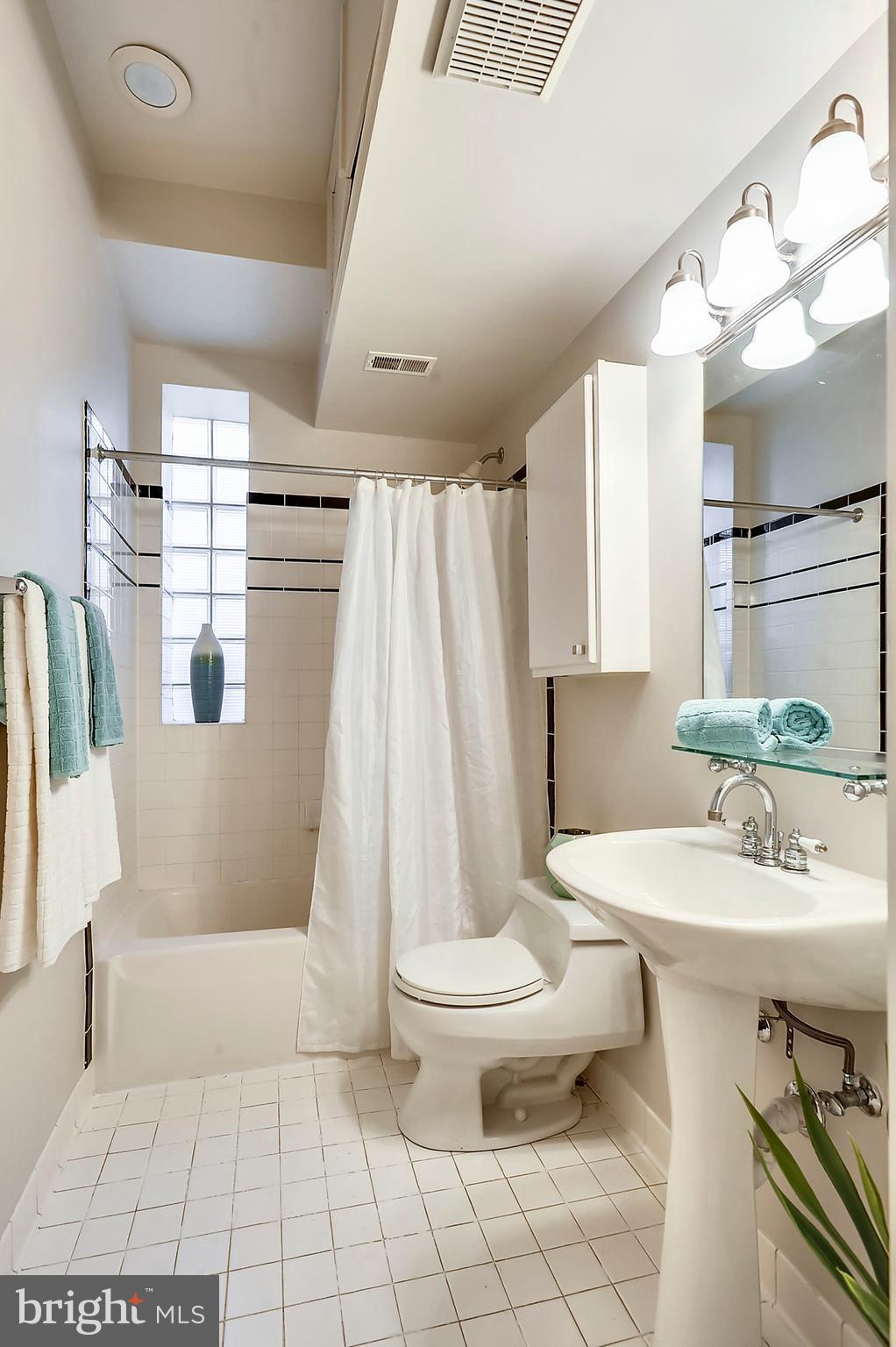 1821 Belmont Road Northwest, Unit 7 Washington, DC 20009 - Photo 8 of 10 Bath