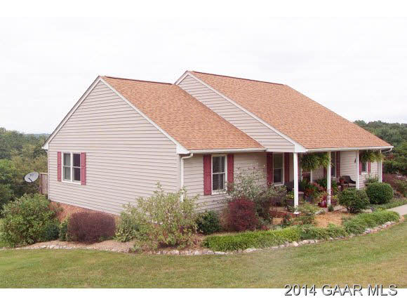 a view of a house with yard and plants