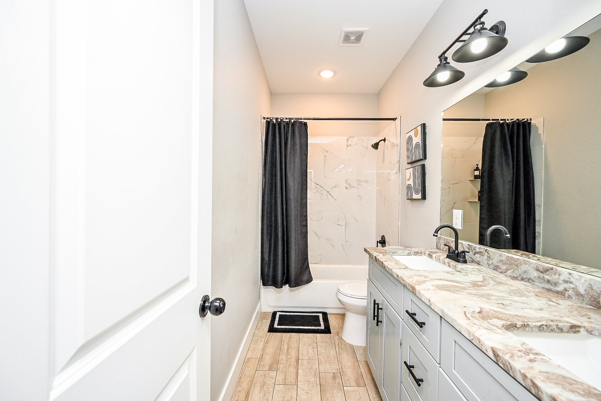 5007 Briscoe Street, Unit B Houston, TX 77033 - Photo 12 of 18 Primary Bath - Double Vanities