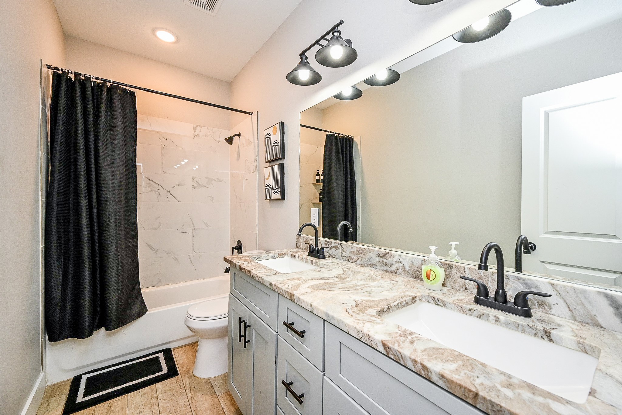 5007 Briscoe Street, Unit B Houston, TX 77033 - Photo 13 of 18 Primary Bath - decor included