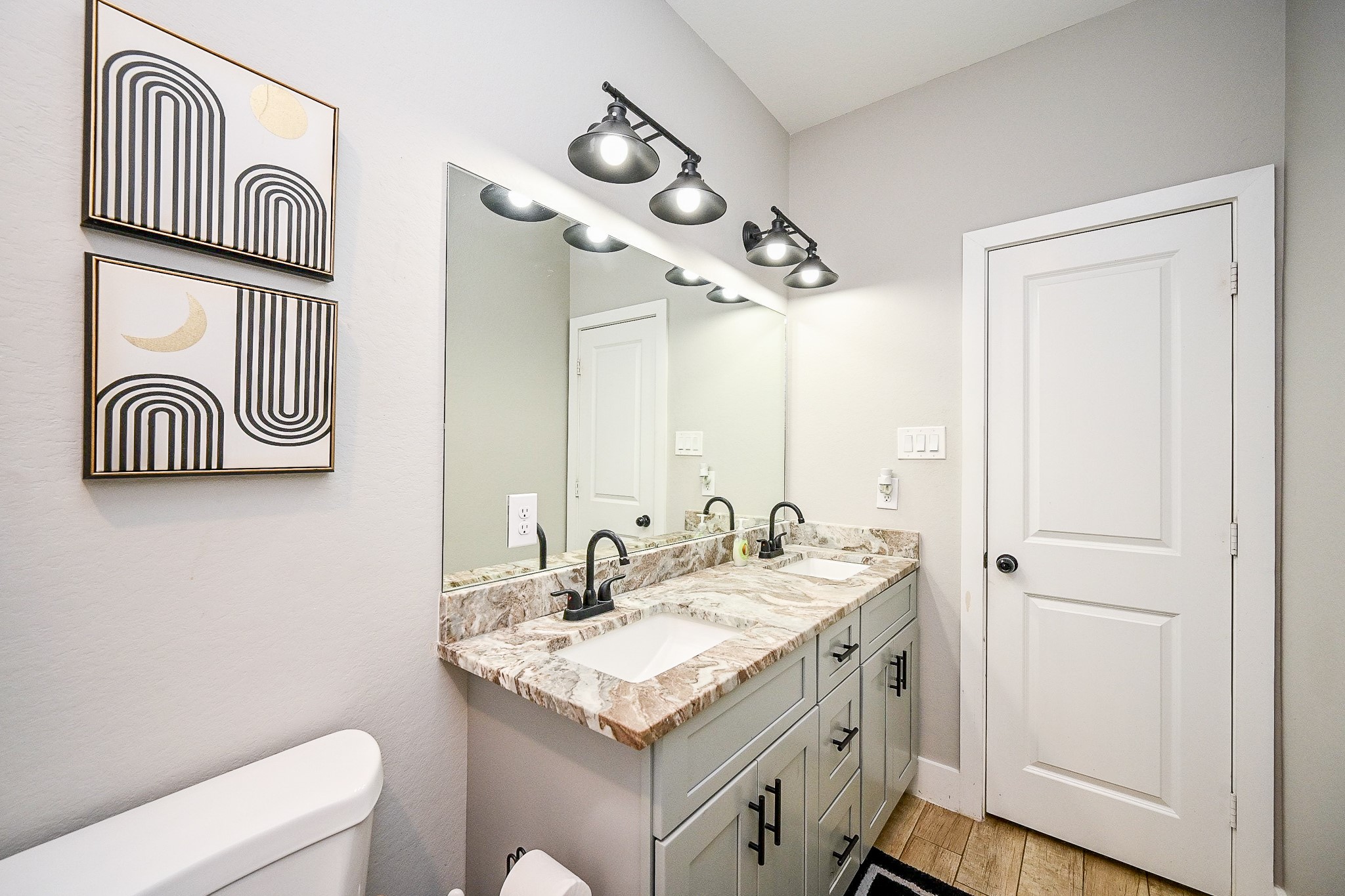 5007 Briscoe Street, Unit B Houston, TX 77033 - Photo 14 of 18 Primary Bath - Double Vanities