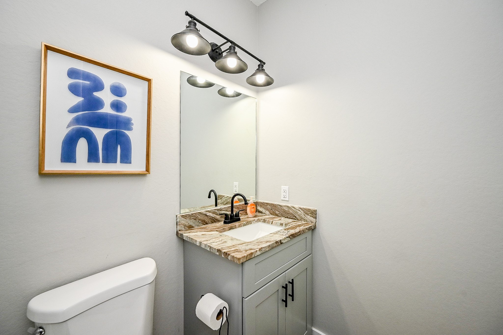 5007 Briscoe Street, Unit B Houston, TX 77033 - Photo 15 of 18 Secondary Bath - Decor Included