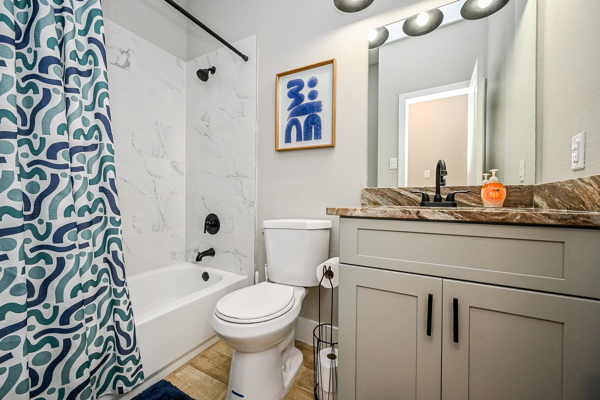 5007 Briscoe Street, Unit B Houston, TX 77033 - Photo 16 of 18 Secondary Bath