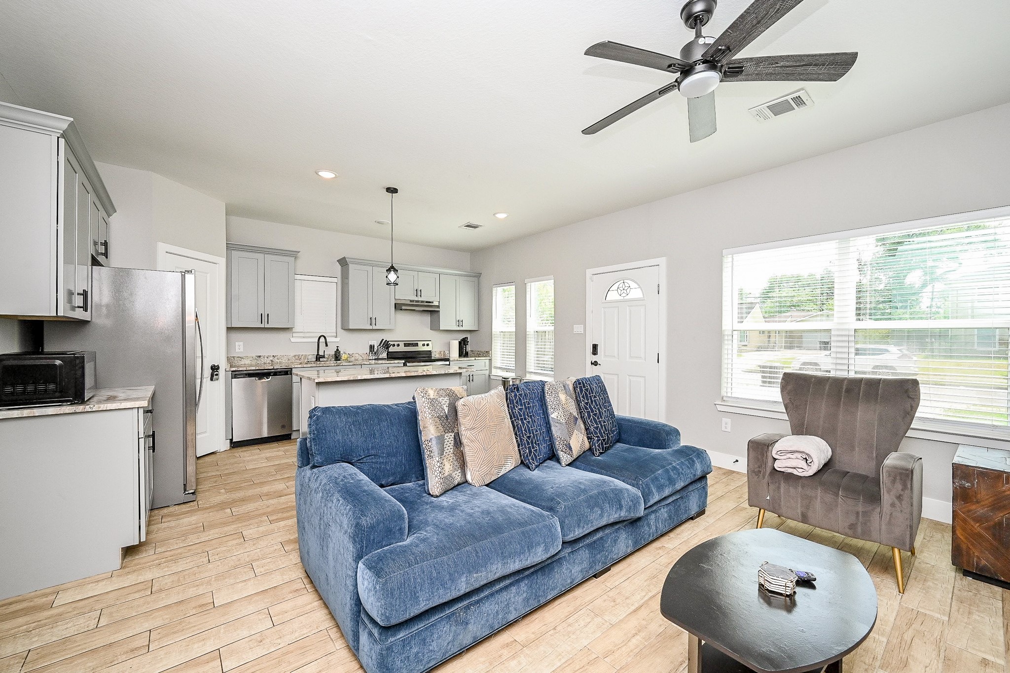 5007 Briscoe Street, Unit B Houston, TX 77033 - Photo 9 of 18 Open concept living