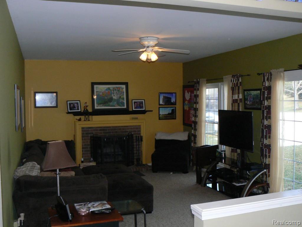 679 Whitney Drive Rochester, MI 48307 - Photo 5 of 10 Family Room
