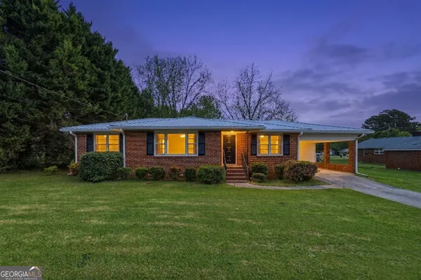 a view of a house with a yard