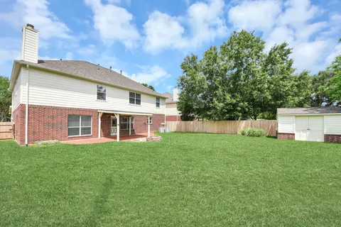 a view of a house with backyard and garden