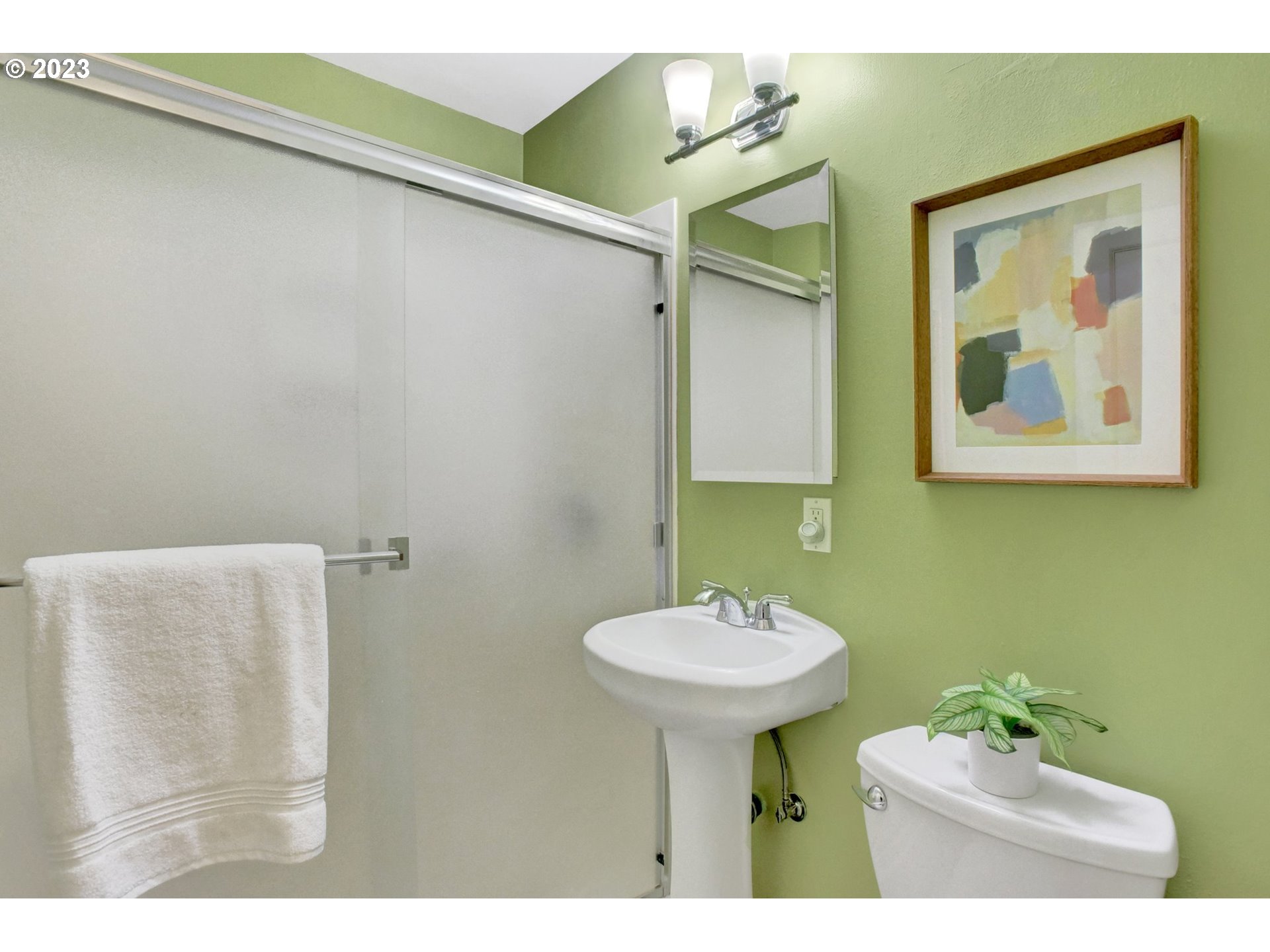 8625 Northeast Thompson Street Portland, OR 97220 - Photo 13 of 20 Bathroom