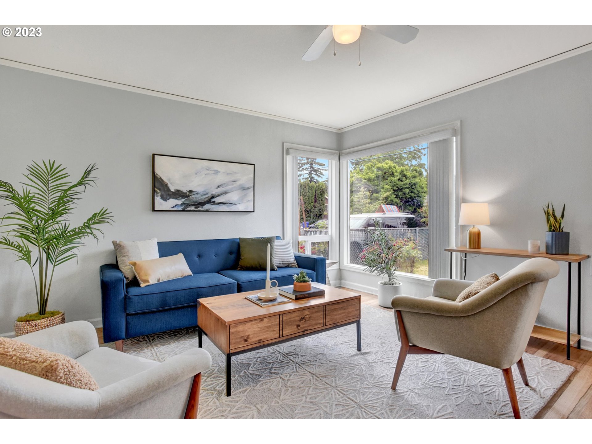8625 Northeast Thompson Street Portland, OR 97220 - Photo 2 of 20 Living Room