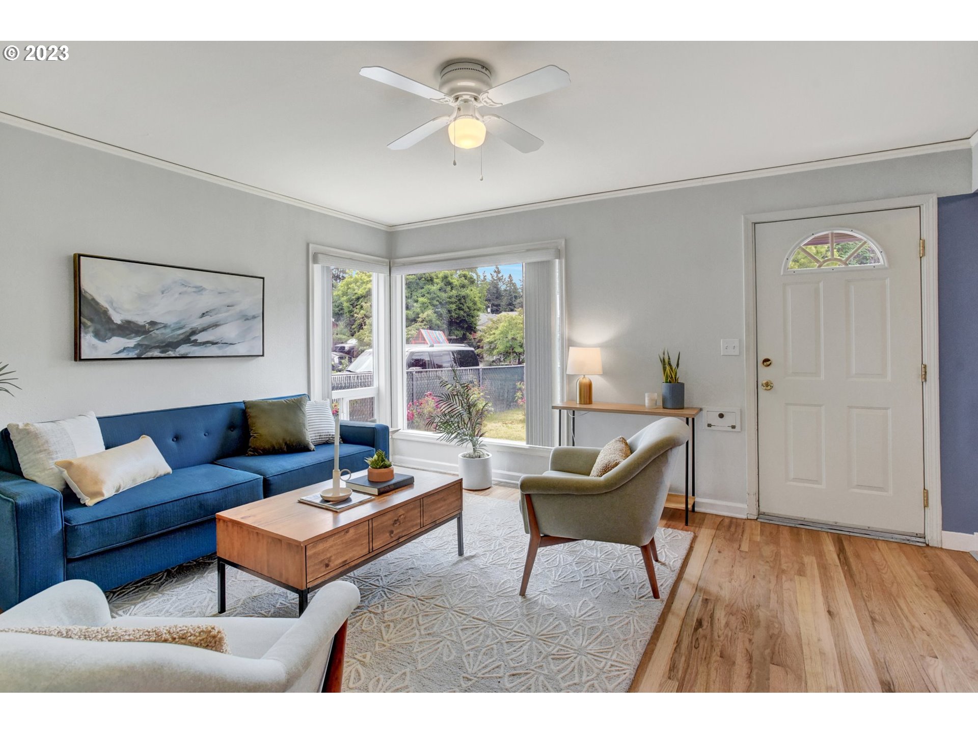 8625 Northeast Thompson Street Portland, OR 97220 - Photo 3 of 20 Living Room