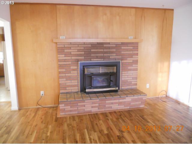7105 Vaughn Road Tillamook, OR 97141 - Photo 4 of 16 Living Room