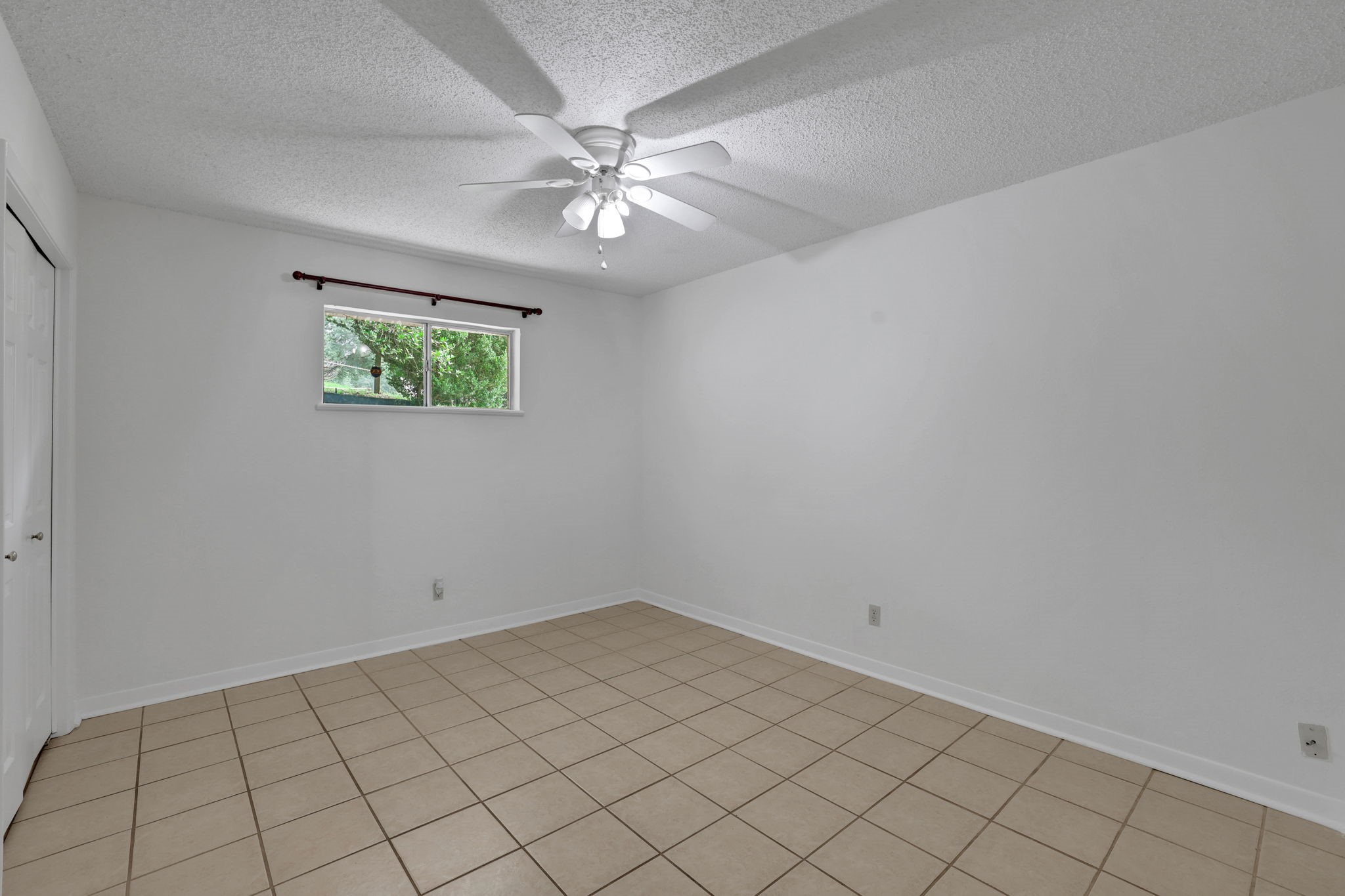 113 Hillendale Street Livingston, TX 77351 - Photo 25 of 36 Guest bedroom 2