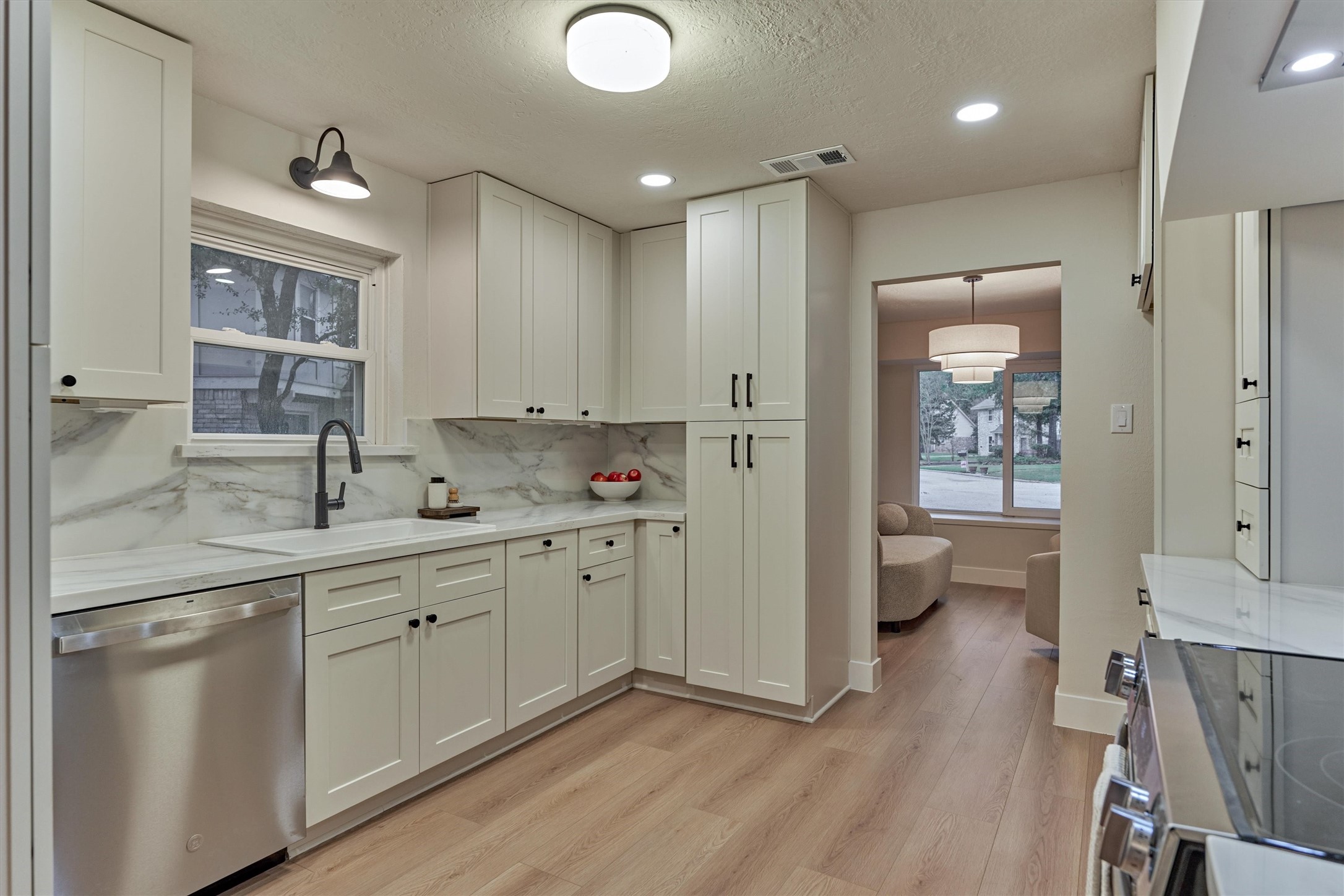 27286 Jimmy Lane Conroe, TX 77385 - Photo 15 of 50 Passthrough from living room to kitchen allows for ultimate flow and function!