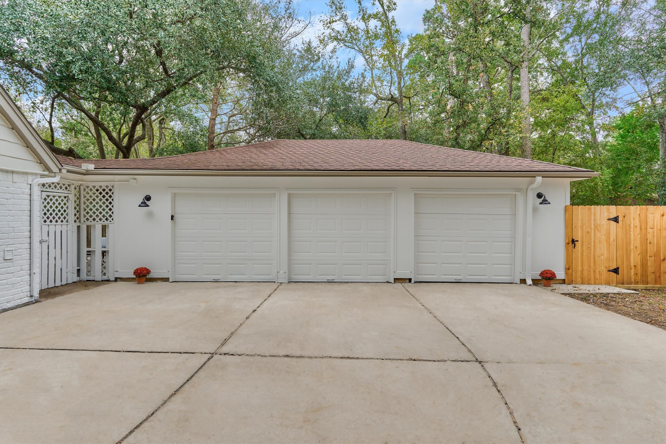 27286 Jimmy Lane Conroe, TX 77385 - Photo 5 of 50 Tons of additional parking space with detached 3-car garage!