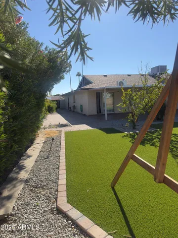 a view of a backyard