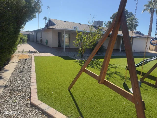 a view of a back yard