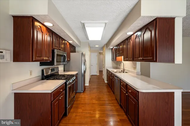 a view of a big room with closet and mirror