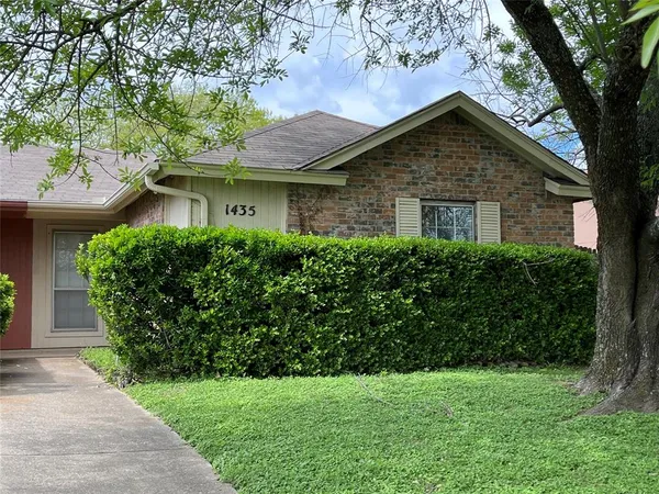 $1,650 | 1435 Brook Meadow Circle, Lancaster, TX 75134