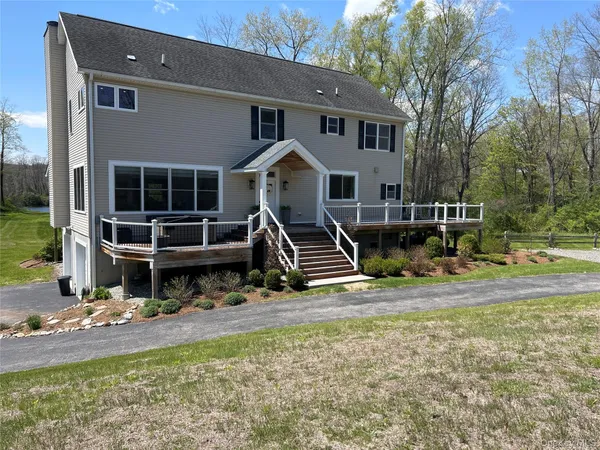a view of a house with backyard