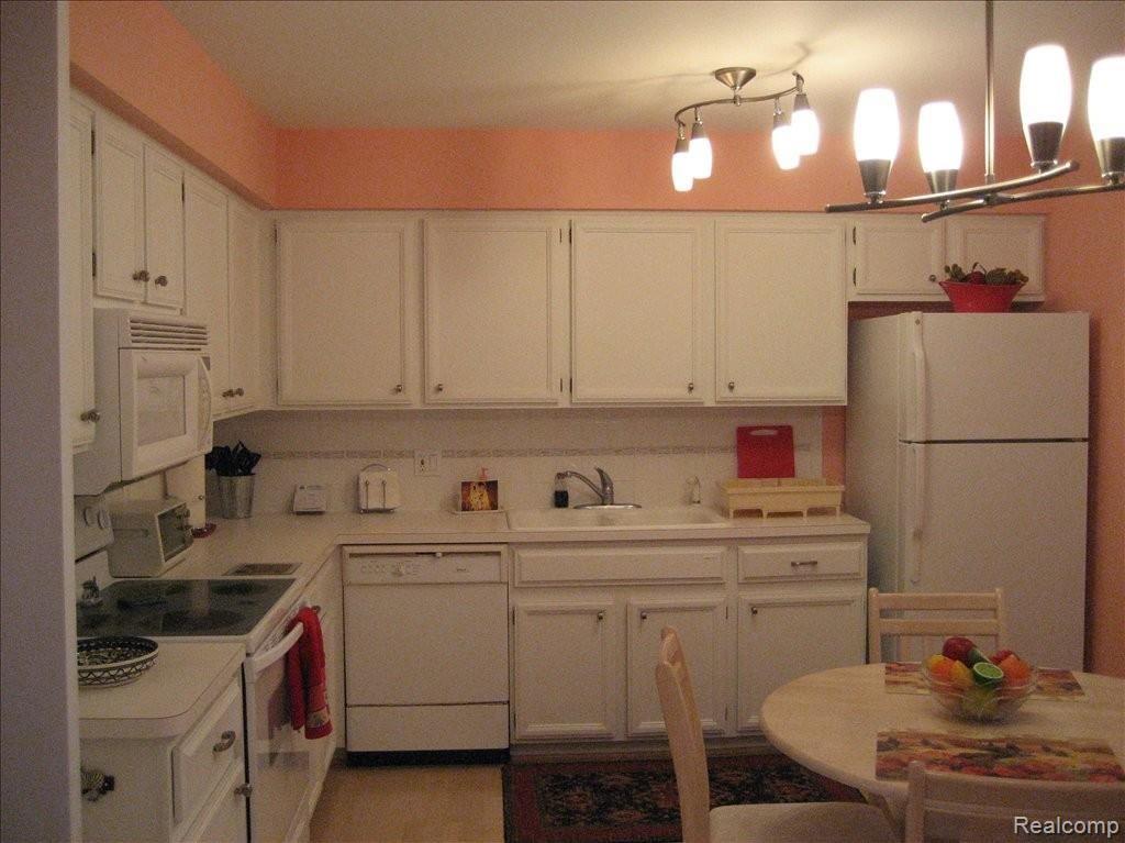 29676 Middlebelt Road, Unit 1202 Farmington, MI 48334 - Photo 2 of 16 Kitchen
