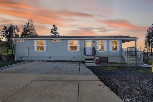 a view of a house with a backyard