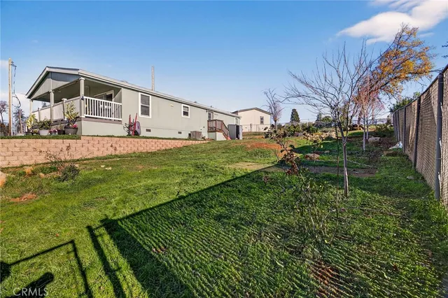 a view of a backyard